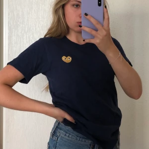 CDG tshirt - En mörkblå commes des garcon (PLAY) tshirt med guldhjärta. Fint skick men använd några gånger. Storlek M men små i storlekarna så passar mig som vanligtvist brukar ha xs/s