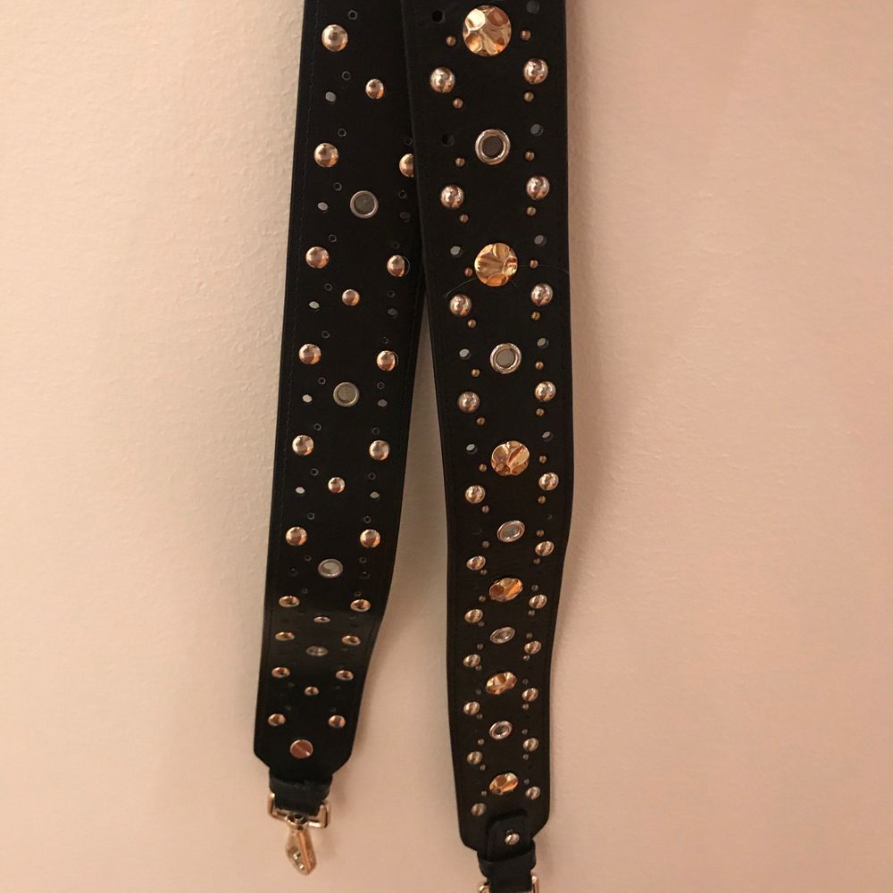 Ett så fint strap band från maje som passar perfekt till maje väskor men även till andra väskor om man vill byta ut bandet. Använd fåtal gånger så den är fortfarande i mycket bra skick. Säljer den för jag tyvärr inte får användning av den:( nypris:1600kr. Väskor.