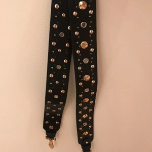 Maje strap band - Ett så fint strap band från maje som passar perfekt till maje väskor men även till andra väskor om man vill byta ut bandet. Använd fåtal gånger så den är fortfarande i mycket bra skick. Säljer den för jag tyvärr inte får användning av den:( nypris:1600kr
