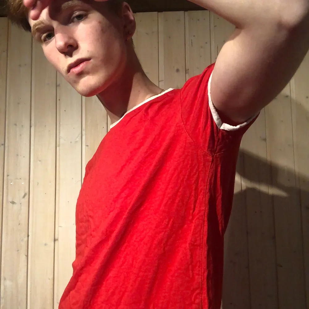 En röd t-shirt ifrån boohoo. Riktigt snygg och somrig! Samfraktar gärna. T-shirts.