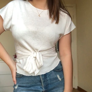 Blus - Jättefin somrig vit blus från Zara!💓 Har ett knyta där framme som man kan välja att knyta som man själv vill, använd fåtal gånger så i mycket bra skick. Köparen står för frakten!