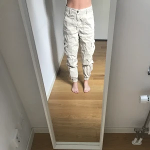 Beige byxa  - Beiga byxor från Zara strl 32 men skulle säga att de även passar någon med strl 34. Knappt använda fint skick.  Kan mötas i Göteborg eller skicka, isåfall står köparen för frakten.