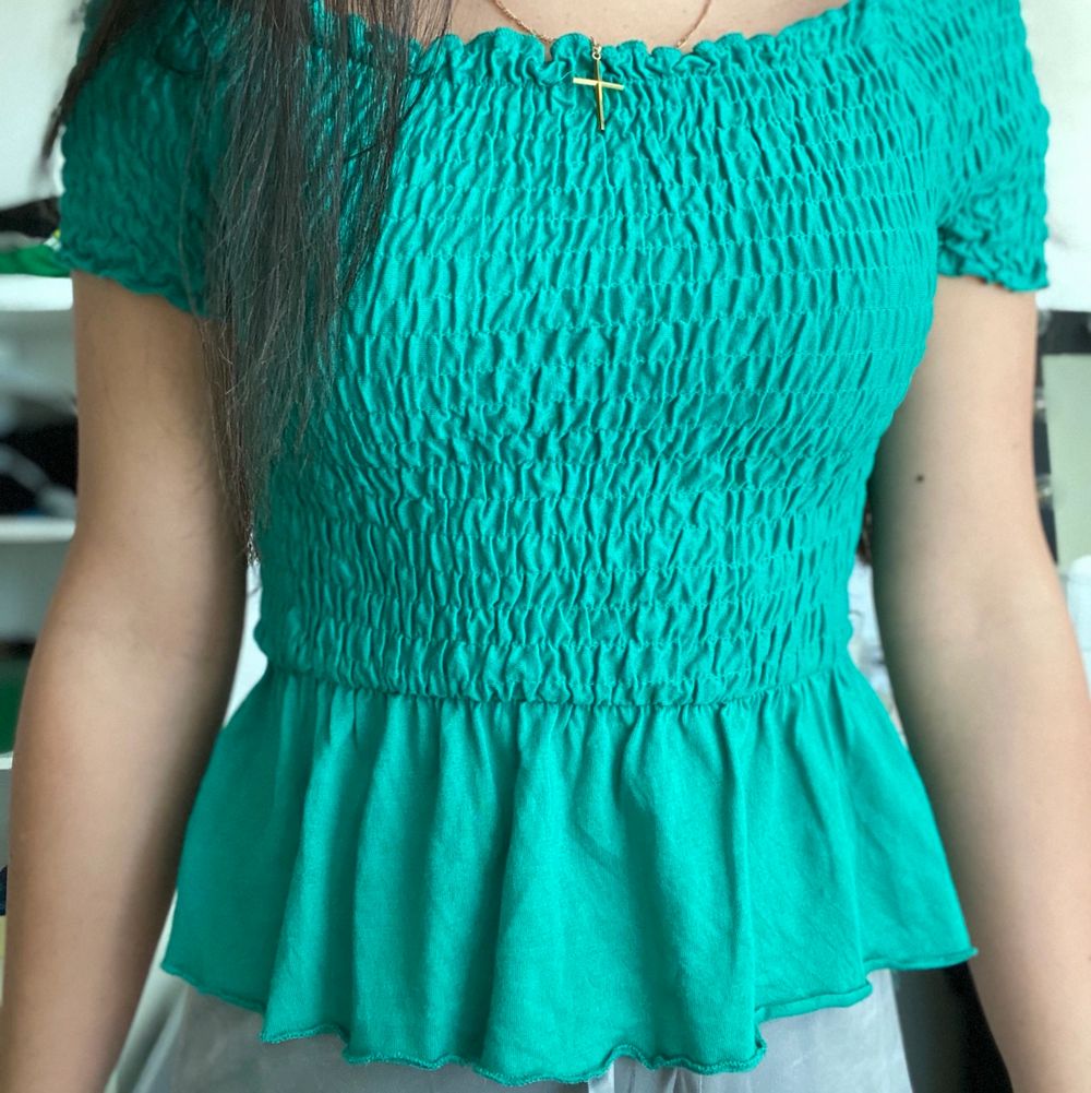 Grön off shoulder, volang topp från Gina Tricot Färger är dock finare i verkligheten än vad bilderna visar Kontakta mig vid mer frågor eller bilder. Toppar.