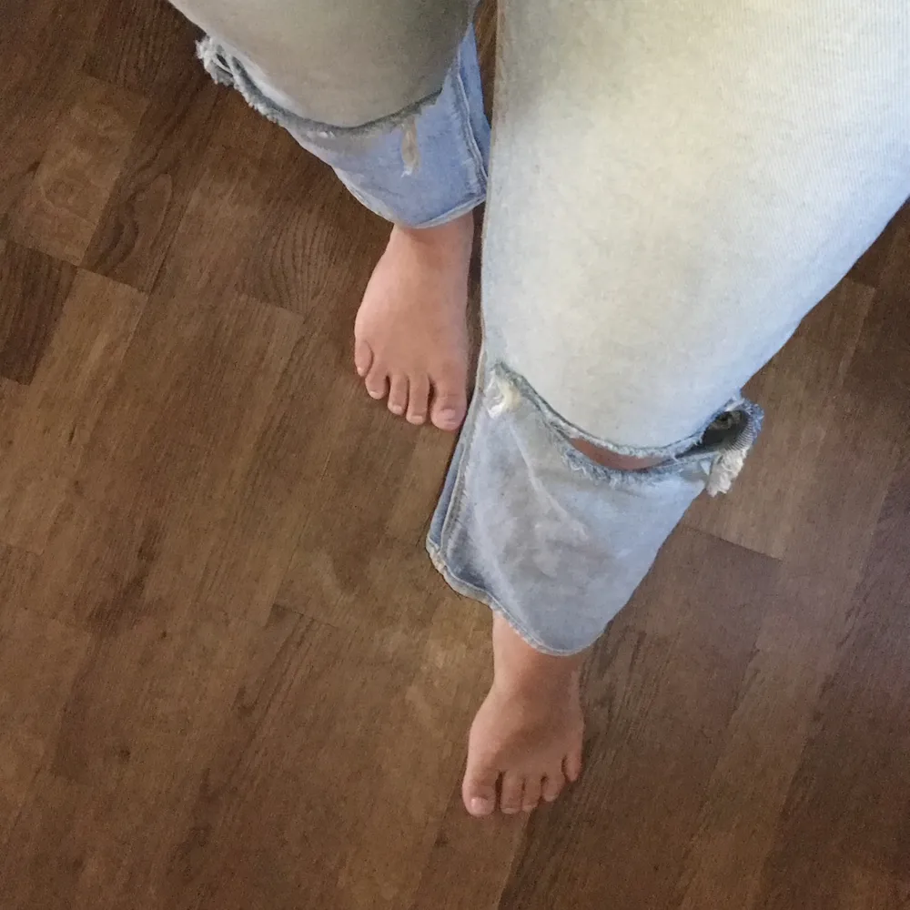 Slitna jeans från Lindex som tyvär är lite för små för mig nu! Annars är de super sköna och en fin slitning!  Kan mötas upp i Stockholm annars står köparen för frakt. Jeans & Byxor.