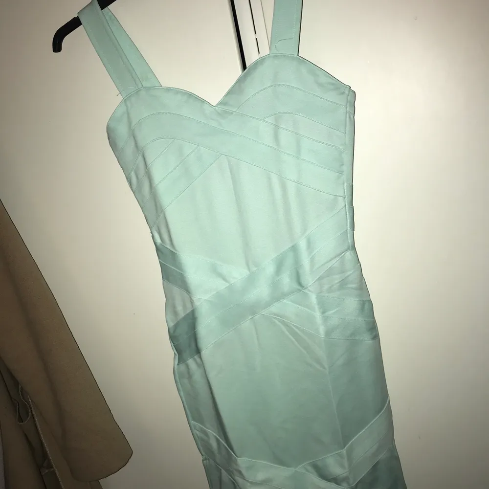 Säljeren superfin pastellklänning från H&M. Aldrig använd, prislapp och plastpåse kvar. Modellen är som fordralklänning. Begäran om bild på hur den sitter undanbedes då jag ej kan få på den pga för liten strl.. Klänningar.