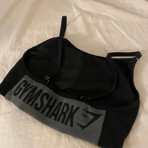 Gymshark sport-bh  - En svart sport-bh med gråa detaljer från Gymshark. Säljes pga för liten för mig