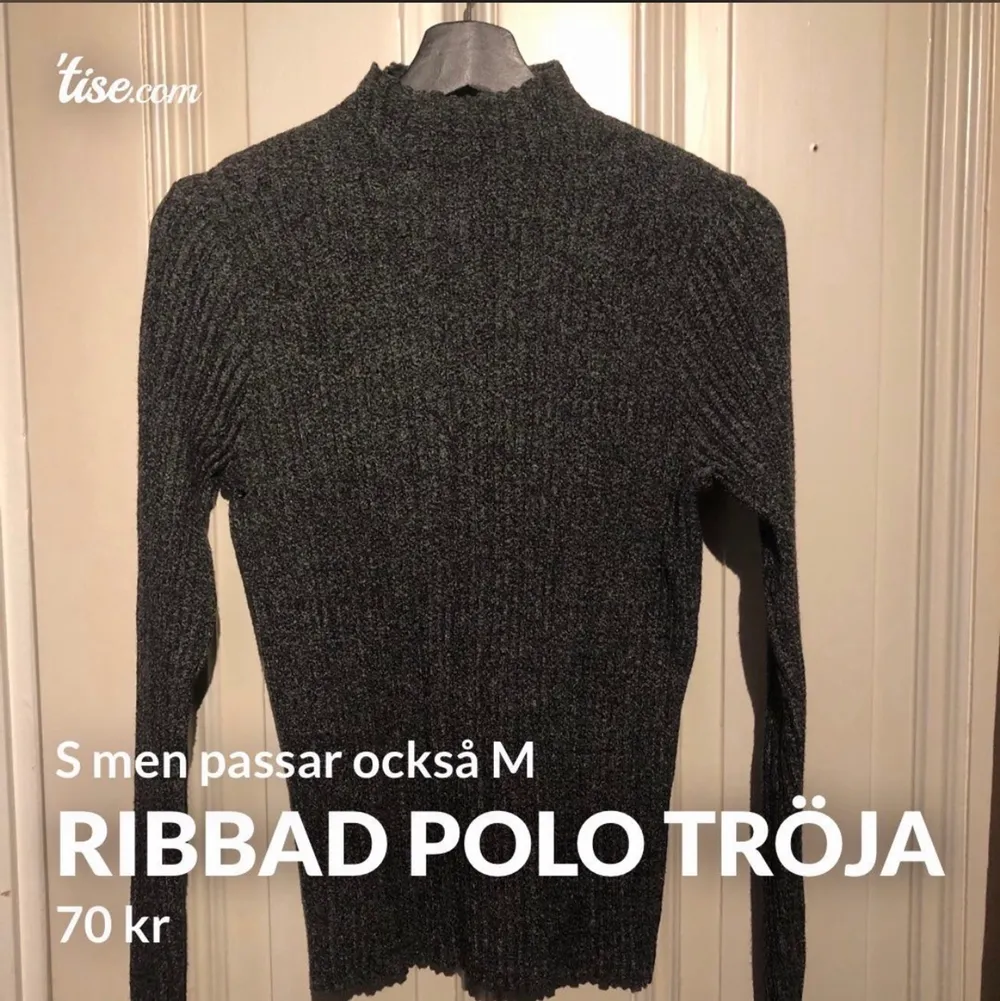 Ribbad grå tröja, passar både M och S . Tröjor & Koftor.