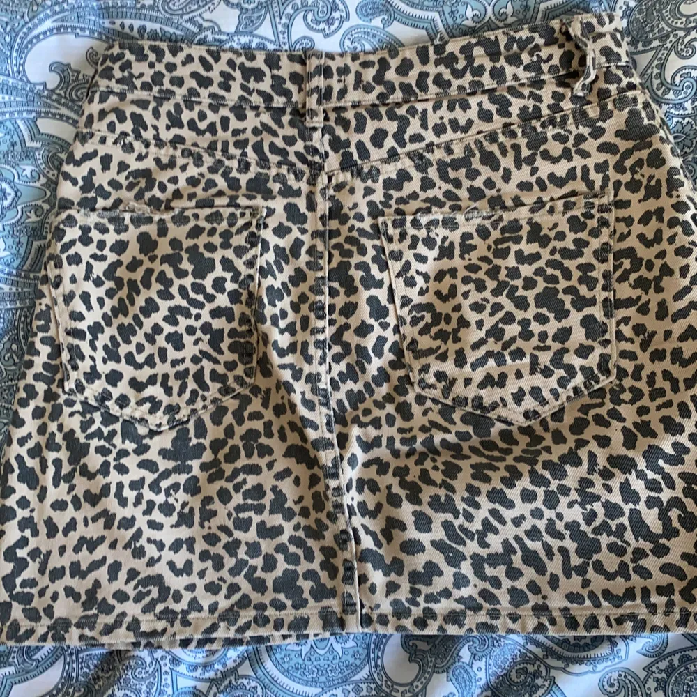 En fin leopard kjol som aldrig kommer till någon användning jätte fin är i lagom lengd jag är 165cm lång så den passar mig väldigt bra både i längd och bredd🥰 har även slitningar på de främre fickorna och på dom backre och dom ska vara där🥰. Kjolar.