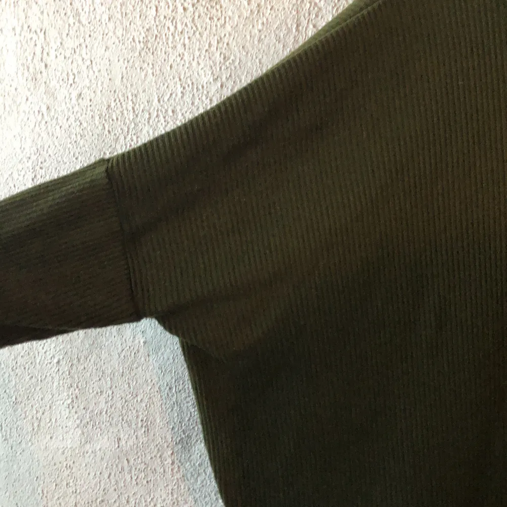 Mörkgrön ribbad tröja från H&M (DIVIDE) med turtleneck, boxig passform. Storlek M.. Tröjor & Koftor.