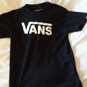  - Snygg tisha från VANS! Storlek M men mer som en S. 

Jag har swish. 