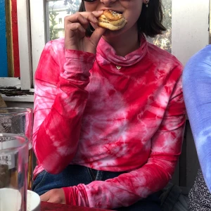 Långärmad polo i rosa batik  - En långärmad ganska tunn polotröja från Weekday omgjord i rosa batik. 