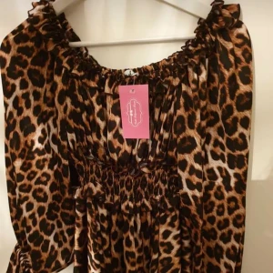 leopardklänning - Helt nytt! Passar också på gravid kvinnor. Porto 59kr.