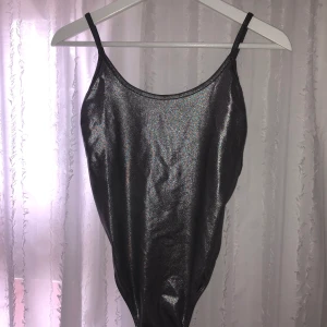 Baddräkt  - Body/baddräkt i metallicfärg. Skimrar fint i solen! Betalningen sker via swish😎 (frakt 22kr)
