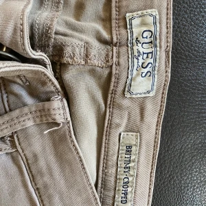 Guess jeans  - Guess jeans storlek:27    Säljer dessa jeans då de är lite för korta för mig, är 165 cm.