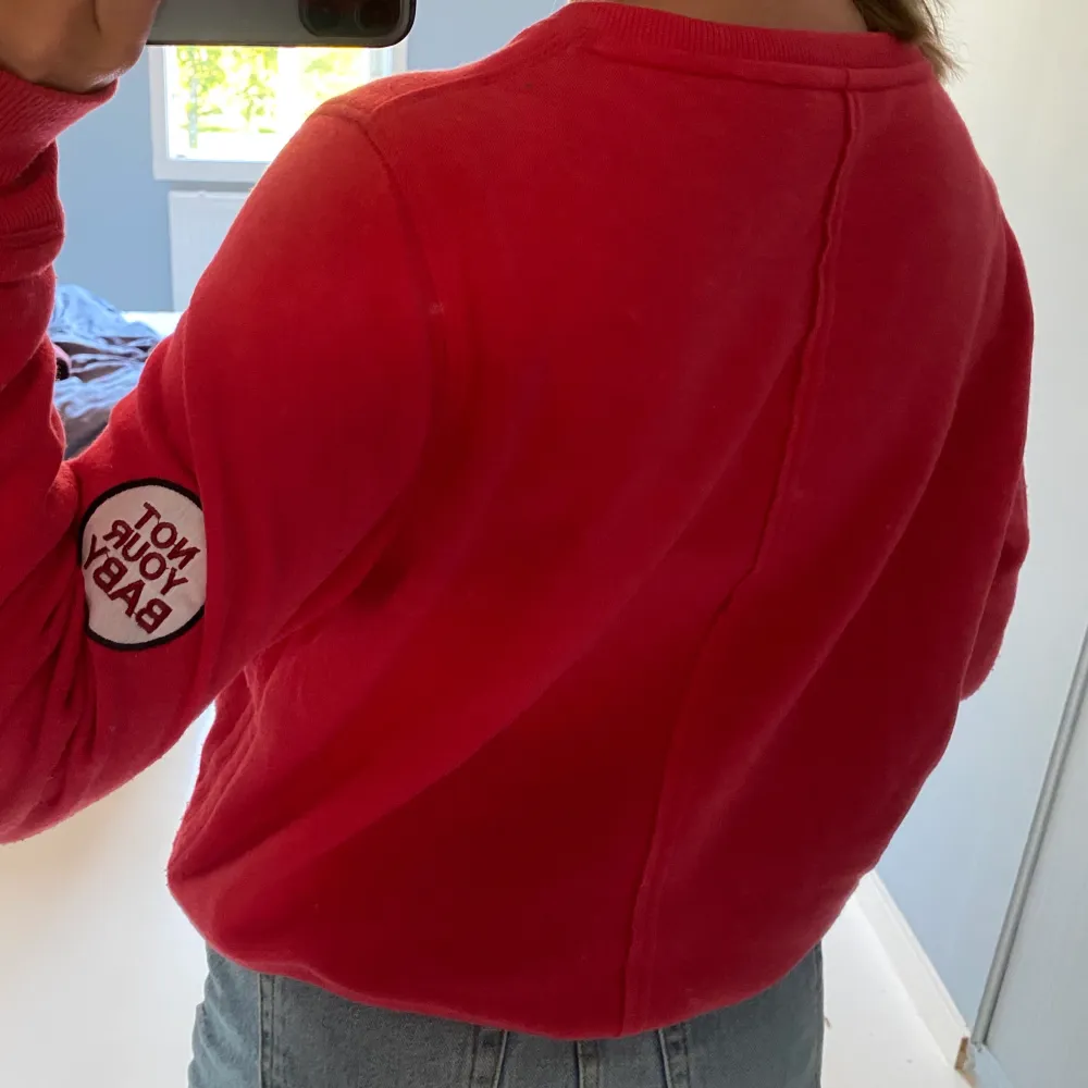 Hej jag säljer en Rebecca Minkoff tröja i medium köpt på NK i Stockholm. Vita fläckar på ena armen. Säljer för 260kr ink frakt!. Tröjor & Koftor.