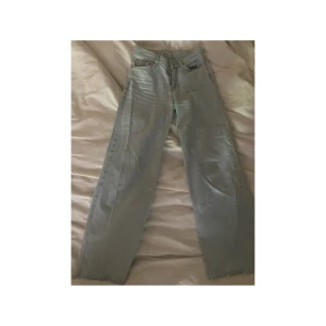 Wide leg jeans  - Ljusa jeans w:24 från junkyard. Säljs pga för små, OBS avklippta längst ner, passar perfekt om du är ca 160 cm! Nypris: 500