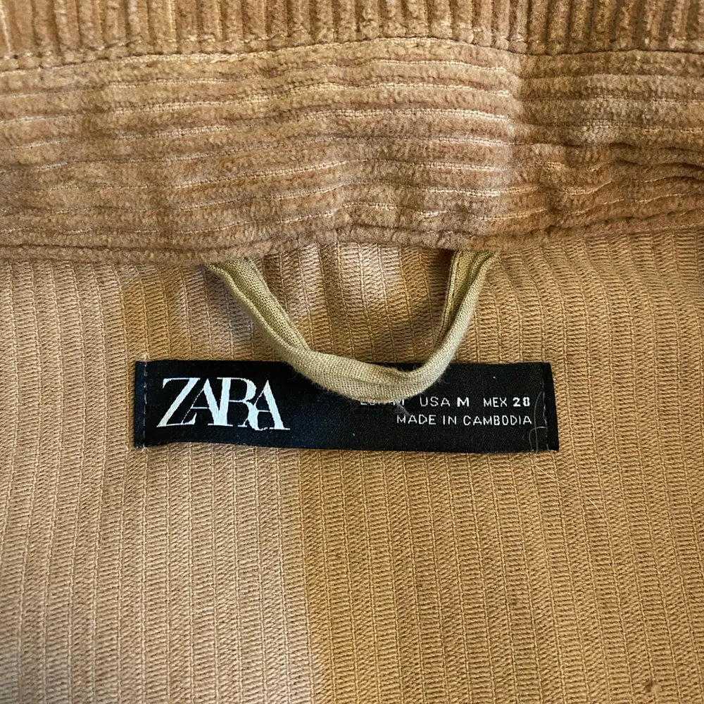 Skitcool manchesterjacka från Zara som tyvärr inte kommit till användning tillräckligt mycket. Stl M men ganska oversize så passar bra med en tjock tröja under som på andra bilden. Pris kan diskuteras vid snabb affär❤️❤️. Jackor.