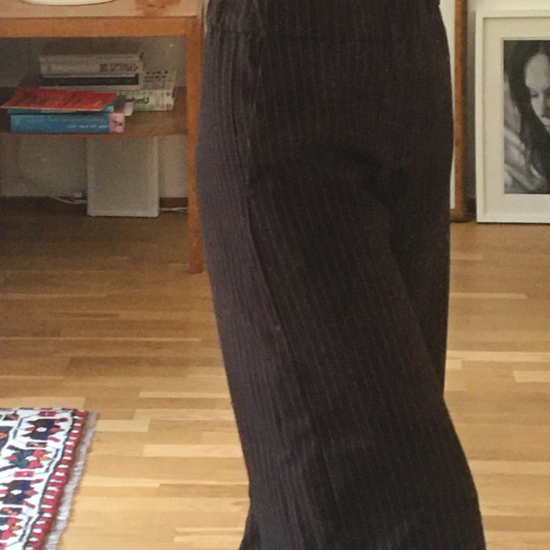 Korta svarta kostymbyxor från Monki