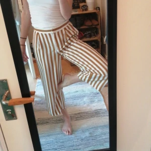 Nougatrandiga ankelbyxor - Härliga vit/guldbruna sommarbyxor från monki. 