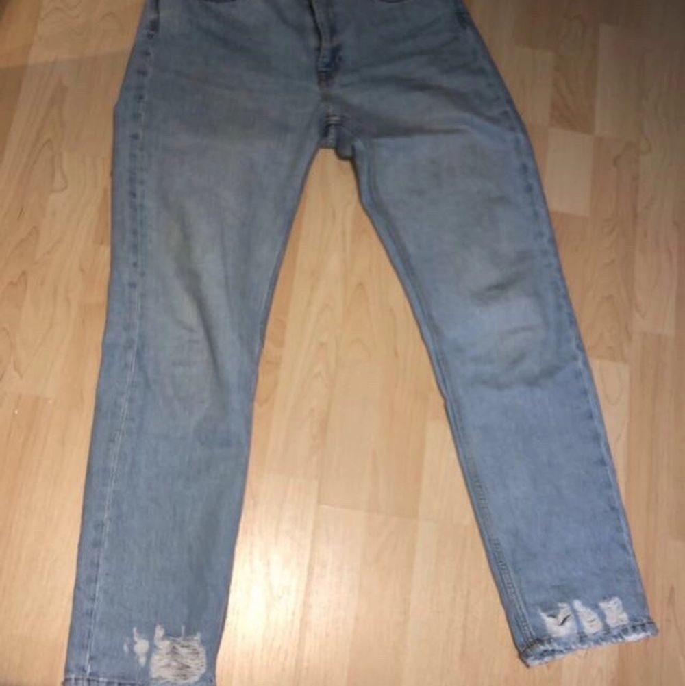 Säljer dessa skitsnygga mom jeans då de är för stora för mig. Endast använda en gång! Originalslitningar nere vid fötterna. Nästan toppskick! Ända felet är att lappen där bak saknas men är inget man tänker på. Skriv för mer info!❤️ pris kan diskuteras.. Jeans & Byxor.