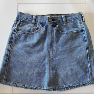 Jeanskjol - Står strl S i den, men sitter som M. Kan mötas i Örebro, annars står köparen för frakten🌸