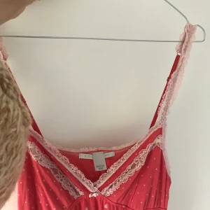 Nattlinne Victoria secret  - Fint nattlinne från Victoria secret köpt i USA. Bra skick och mjukt material. Sparsamt använd. Linnet är lite lite ljusare röd än det visas på bild. Jag har storlek 36 och passar mig bra!  Frakt ingår i priset 