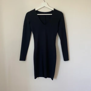 Klänning - Svart långärmad klänning med fin form! Kan mötas i Örebro, annars står köparen för frakten🌸