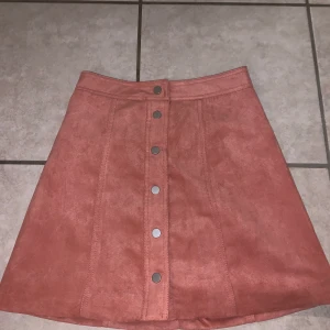 Mocka kjol - Rosa mocka kjol, aldrig använd, Storlek XS. Köparn står för frakt 📦 