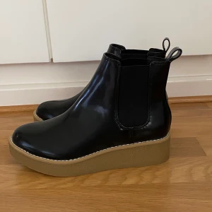 Skor från Monki - Superfina vattentäta skor från Monki! Är mycket tåliga för regn och dessutom stiliga. Helt oanvända (säljer då de är i fel storlek). Bara att höra av sig vid frågor och funderingar ❤️