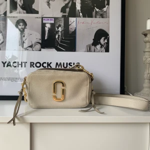 Marc jacobs väska - Grymt snygg beige modell, har fått så många komplimanger för denna! Lite skav ffa i hörn och på baksidan, se extrafoton. Några små repor på märket, obetydligt enligt mig.