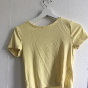 Gul ribbad top - Gul ribbad crop top. Storlek S. I bra skick. Köparen står för frakt 