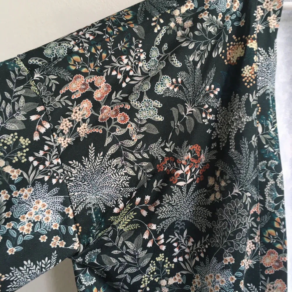 Blommig kimono perfekt för sommaren. I bra skick. Köparen står för frakt . Tröjor & Koftor.