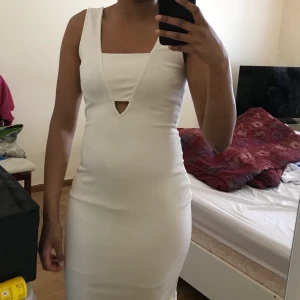 Vit klänning  -  I god skick,  Använt en gång! (Klänningen Har ett streck på framsidan, syns knappt) Passar bra till sommaren och kan användas till olika tillfällen 😊  Finns i Solna. klänningen är köpt för 299kr 