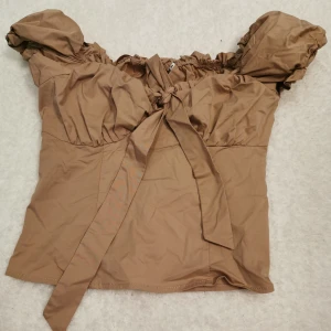 Topp med puffarmar  - Tröja med puffarmar. Storlek 34 från nelly. 