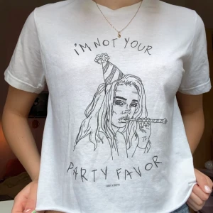 billie eilish topp - en Billie eilish topp som jag croppat lite själv! kan mötas upp i Sthlm eller frakta 🧚🏼‍♀️🧚🏼‍♀️ frakt ligger på 11 kr