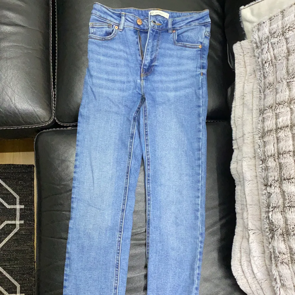 Ljus blåa jeans från Gina Tricot i modellen Molly Orginal. Fåtal gånger använda, inga defekter. Längden är bra för mig som är 165 och passar både S och XS 👍🏼 Finns inte kvar på hemsidan eftersom jag köpte dom för några år sen. Pris kan diskuteras! . Jeans & Byxor.