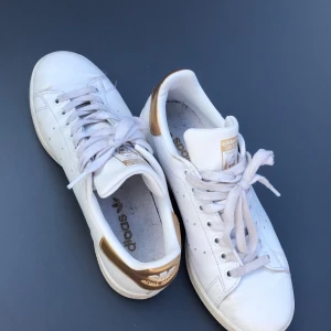 Stan Smith - Guld/vita Stan Smith, användna extremt lite eftersom de är för små, näst intill oanvändna! Möts upp i stockholm!
