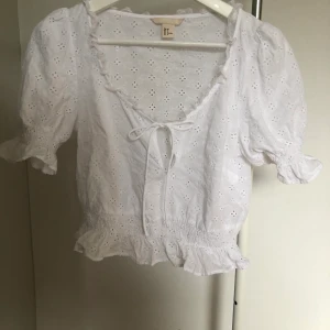 Söt topp från H&M - Säljer denna supergulliga topp från H&M då jag har en likande. Storleken är 38 men passar också mig med 36. Finns att hämta hos mig i Falun men kan även frakta om köparen står för frakten.💞