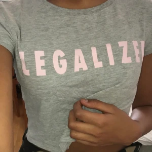 En helt vanlig t-shirt  - säljer denna gråa tröjan från New Yorker bara använt 2 gånger 💕 Köparen får stå för frakten också