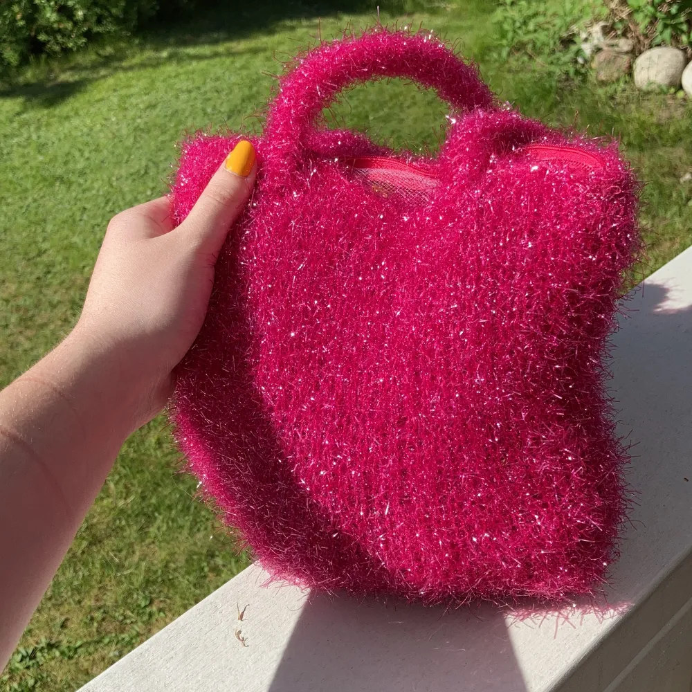 En supersöt rosa glittrig handväska med 2000-tals vibes. Har dragkedja och nät som innerfoder. Frakten ingår i priset, dm för intresse 💖✨✨🧚‍♀️. Väskor.