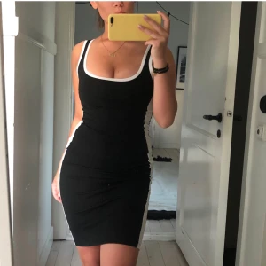 Klänning - Fin svart vit klänning som sitter jättefint på. Använder den ej längre pga inte riktigt min stil