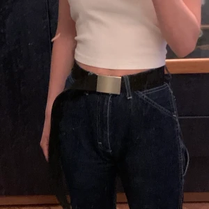 Militärbälte  - Ett cool militärbälte som är 125 cm långt. Justerbar spänne som gör att den passar de flesta storlekarna. Jag är S men tror att de skulle passa både XS och M samt L. Oanvänd. 