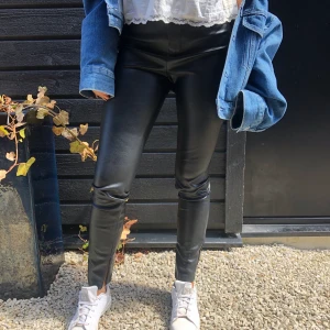 Skinnbyxor  - Moderna skinnbyxor från Zara med fina fickor där bak💓 Dem är i väldigt fint skick och endast använda vid fåtal tillfällen