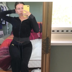 Juicy couture sett - Säljer mitt juicy couture sett eftersom att det inte används längre. Använde de mycket förrut. Säljer hela settet för 800kr annars kostar koftan och byxorna 500kr var