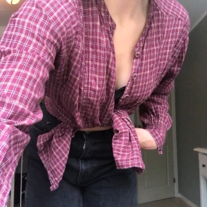 Lång rutig skjorta - Röd vit rutig skjorta som är lång och passar perfekt till att knyta den. 