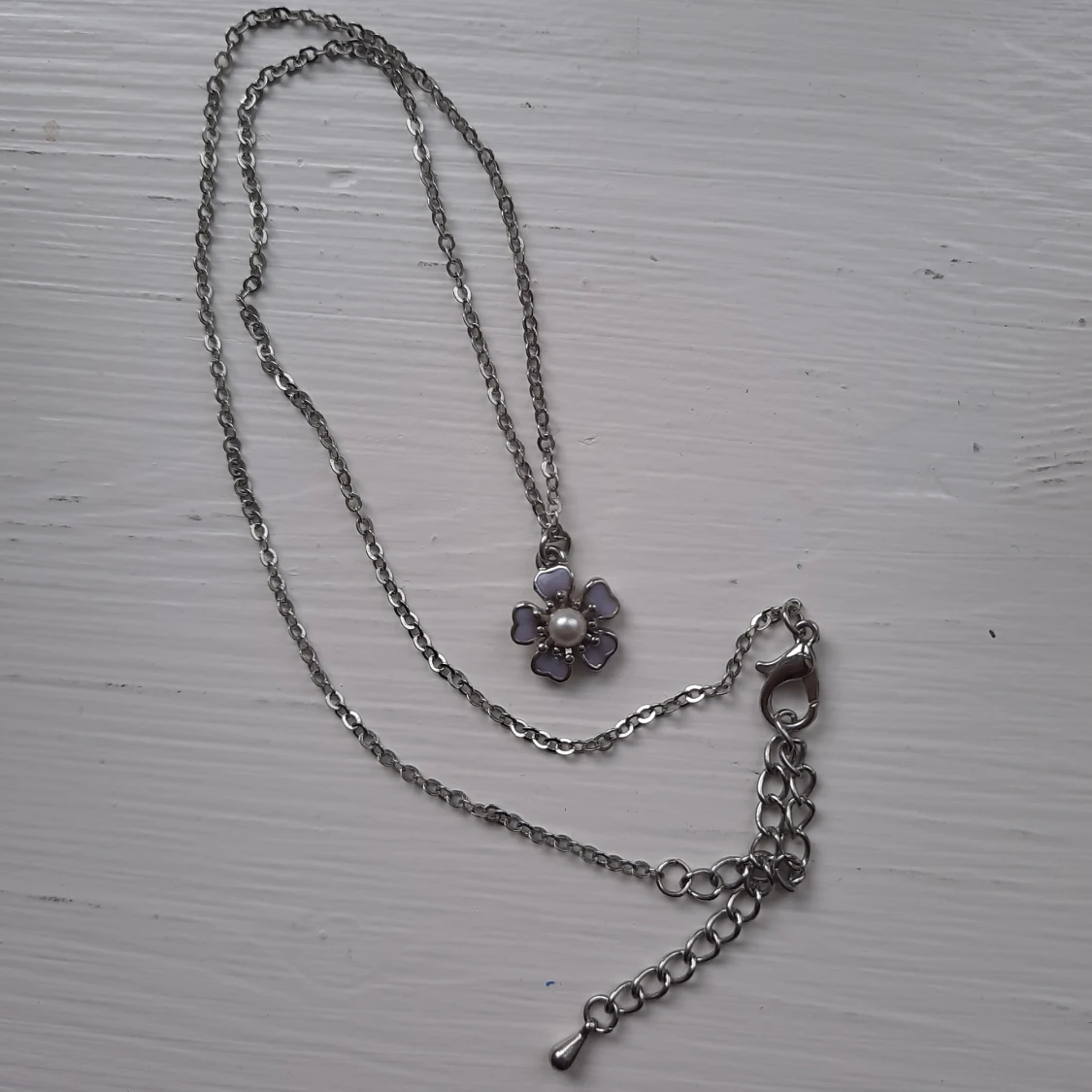 Halsband med lila blomma - 90