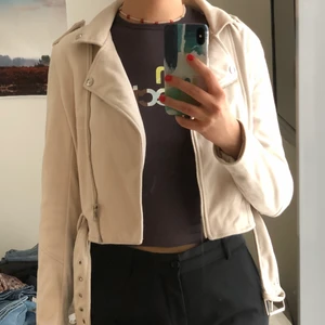 Jacka i mockaimitation - Beige bikerjacka från Behrska:)