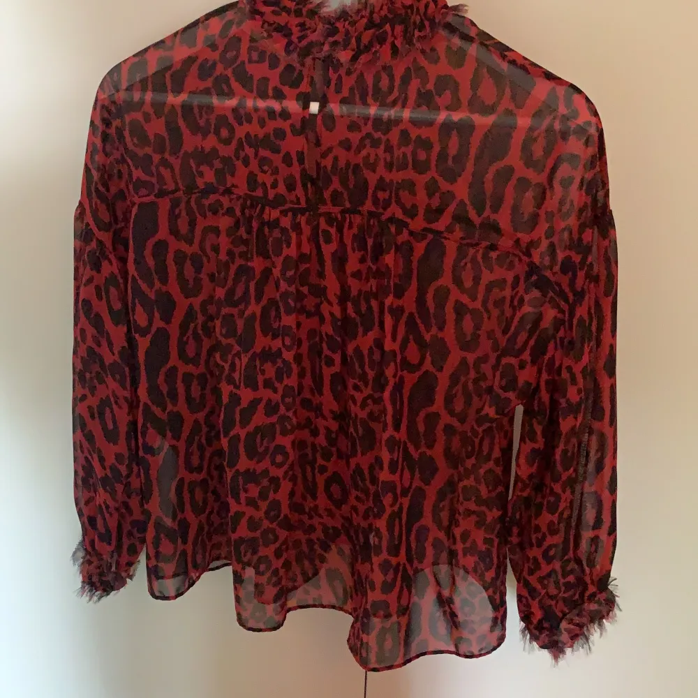 Blus från zara i ett rött svart leopard print som är lite genomskinligt.Knappt använd. Köparen står för frakten. . Blusar.