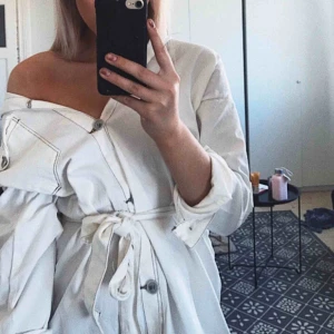  - Snygg klänning från bohoo. Har använts vid ett tillfälle. Första bilden är hur jag stylade den upptill. Jag är 170cm och den är lagom lång till mig:)