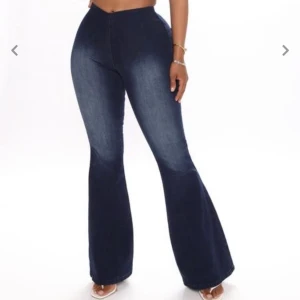 FashionNova Flared Jeans SE BILD NR 2 -  ANDRA BILDEN ÄR DE JAG SÄLJER. bild 1 är till för att visa hur de sitter på, men det är inte exakt samma färg! Säljer för att de ej kommer till användning! De är skapta att framhäva former samt ”push up” där bak. Väldigt stretchiga, högmidjade🦋